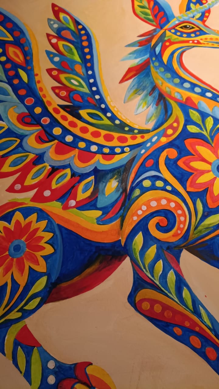 Detalle del ala y de la flor del costado
